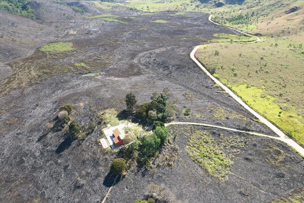 T&iacute;tulo: Aldeia cercada por &aacute;rea queimada na TI Maxakali. Foto: Projeto H&atilde;mhi Terra Viva - Descri&ccedil;&atilde;o: Aldeia cercada por &aacute;rea queimada na TI Maxakali. Foto: Projeto H&atilde;mhi Terra Viva