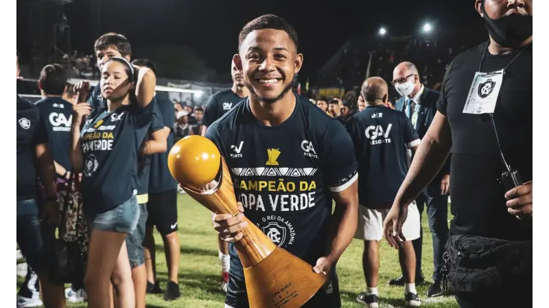 Copa de futebol sustentável entrega troféus de madeira certificada