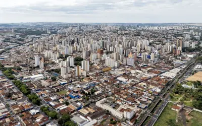 O cerco de concreto: como a destruição das áreas verdes periurbanas agrava enchentes e a escassez de água