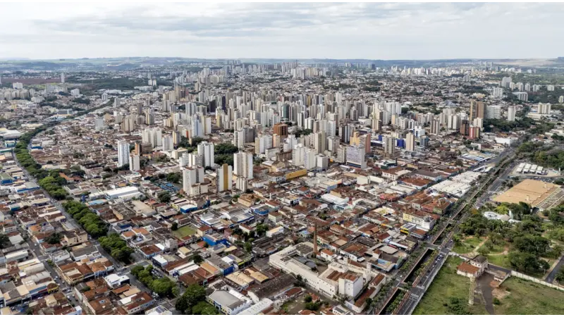 O cerco de concreto: como a destruição das áreas verdes periurbanas agrava enchentes e a escassez de água