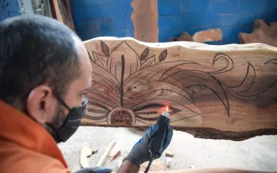 Do lixo ao luxo: garis artesãos transformam troncos de árvores em obras arte