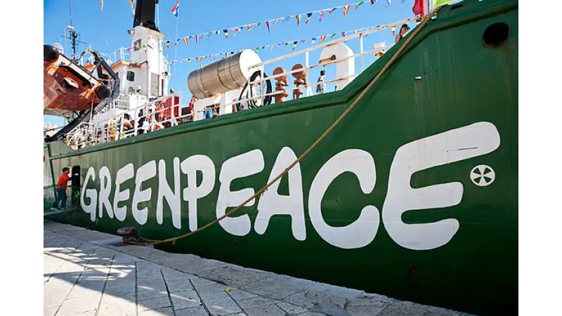 Greenpeace impede entrada por 18 horas de navio com soja do Brasil