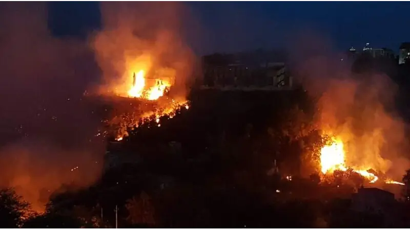 Incêndio florestal na Itália força moradores a evacuar