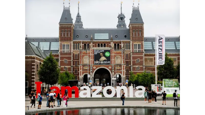 Letreiro famoso de Amsterdã é reinstalado em protesto pela preservação da Amazônia