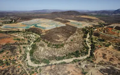 O paradoxo do lítio: extração no Vale do Jequitinhonha gera renda, mas contamina água e solo