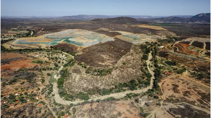 O paradoxo do lítio: extração no Vale do Jequitinhonha gera renda, mas contamina água e solo