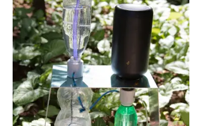 Pesquisador cria irrigador solar automático com garrafas usadas
