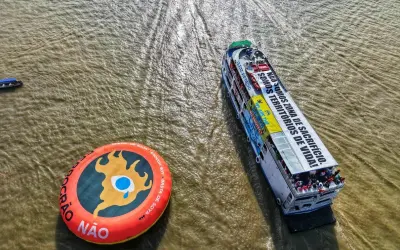 Por justiça climática e social, movimentos ocupam as águas de Belém em barqueata