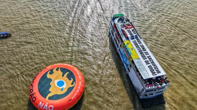 Por justiça climática e social, movimentos ocupam as águas de Belém em barqueata