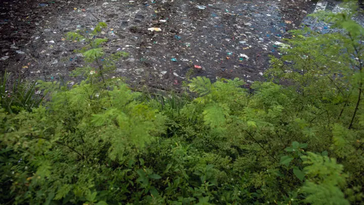 Saneamento precário facilita a dispersão de plástico e microplástico na Amazônia
